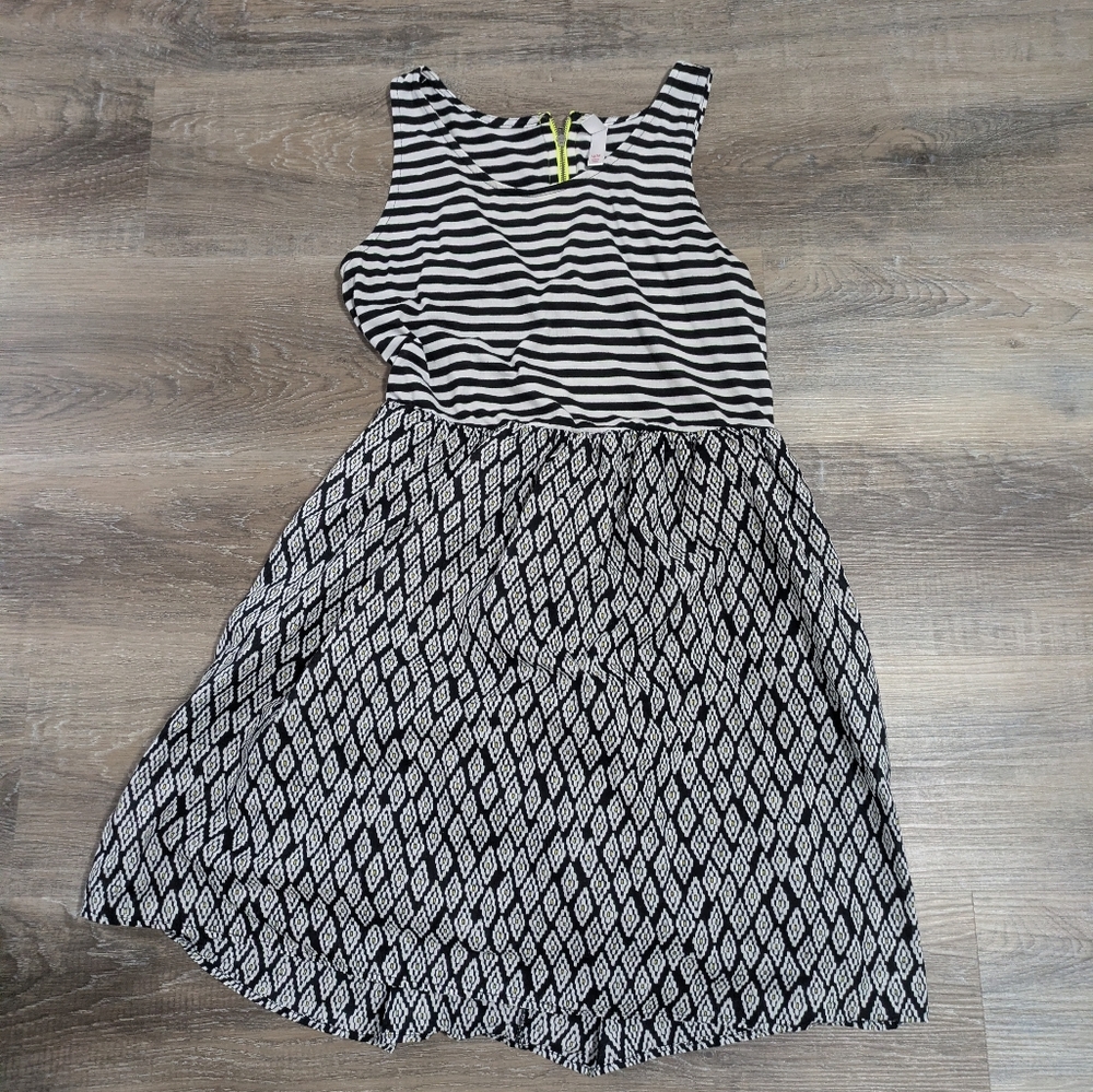 Black and White Patterned Sleeveless Fit-and-Flare Dress